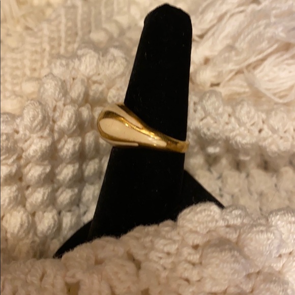 Gold and beige chunky enamel ring Vintage Size 6 1/2 EUC - Picture 2 of 8